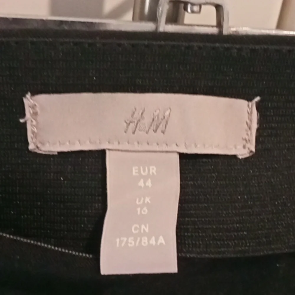H&M Classic black pant and blazer suit, trousers size 16 , blazer size 12 - Picture 10 of 10